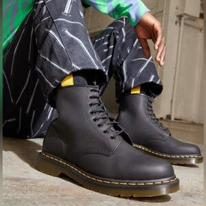 Dr. Martens Men's 1460 Softy T 8 Eye Boot Combat, size 7 (39)